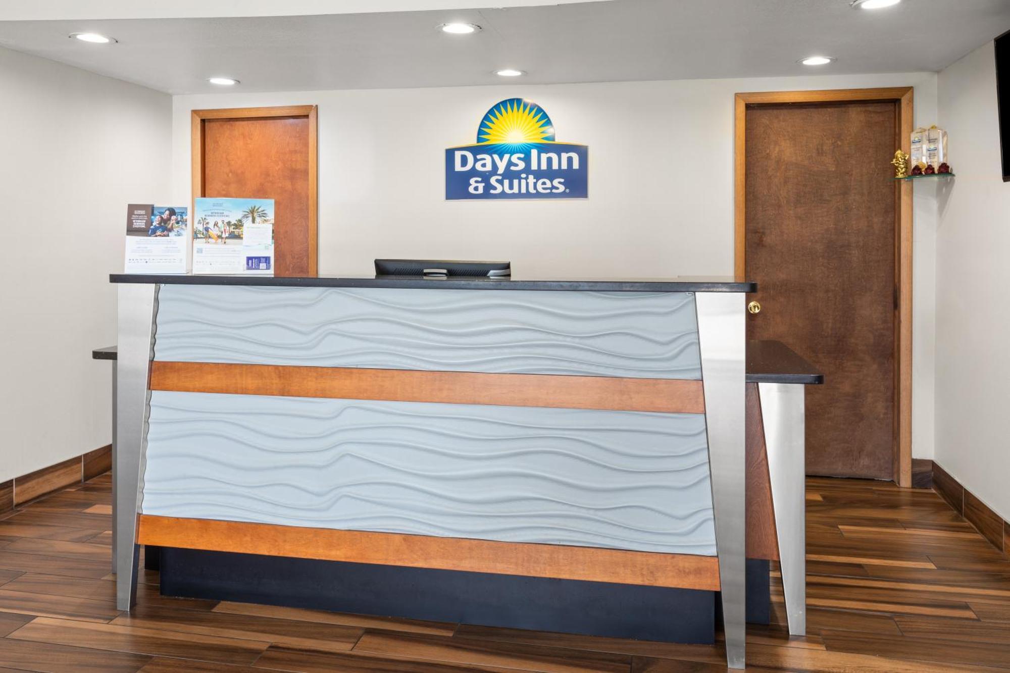 Days Inn By Wyndham Wauseon Екстериор снимка