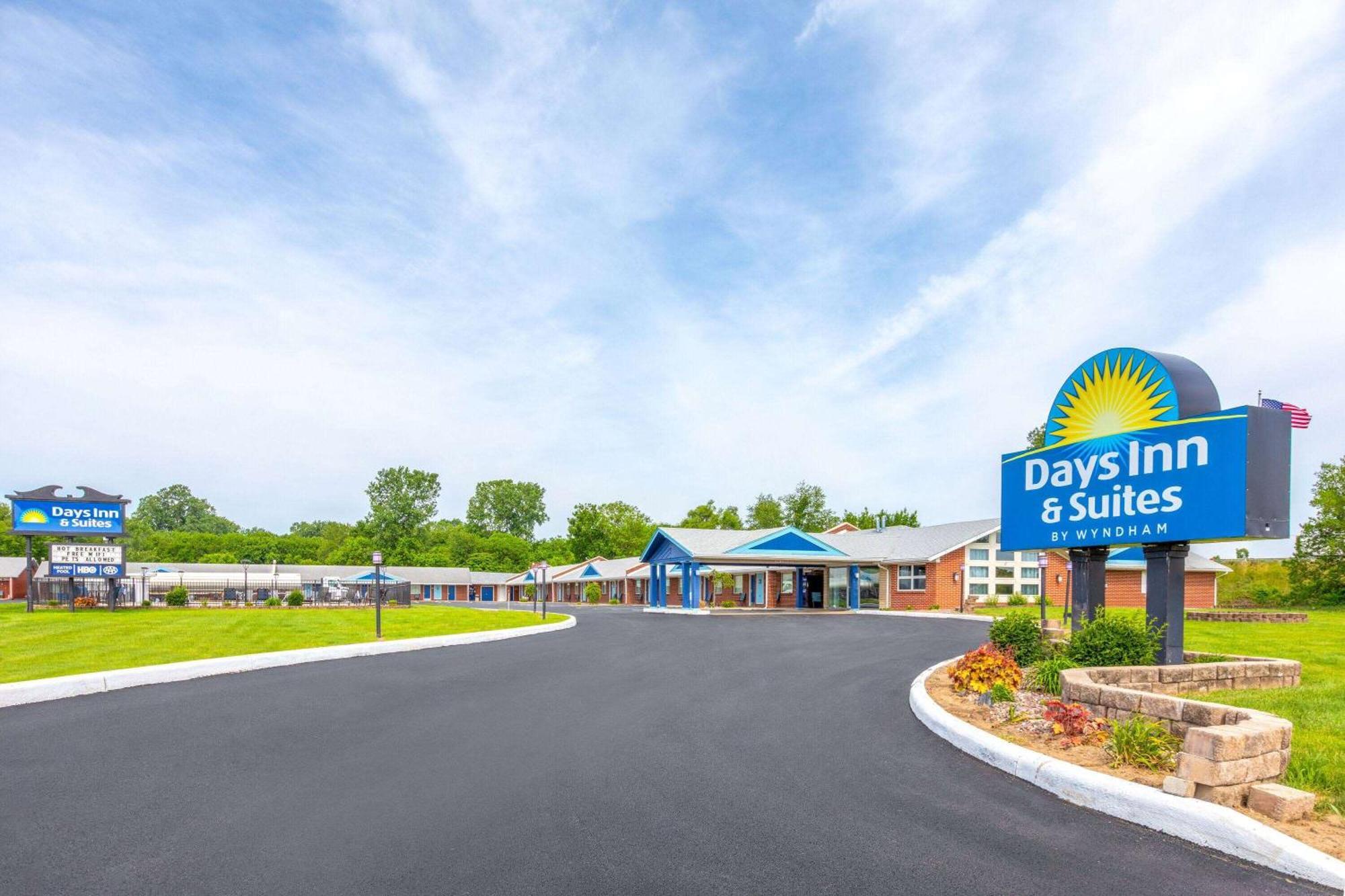 Days Inn By Wyndham Wauseon Екстериор снимка